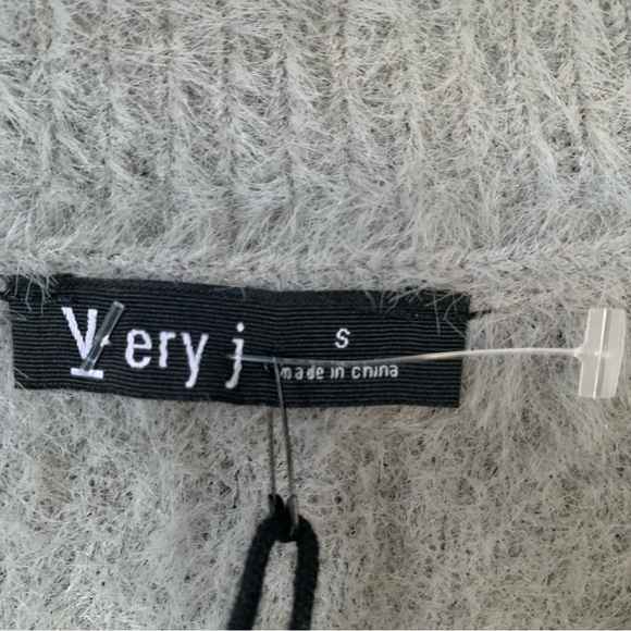 VERY J (NWT) SM- Gray & Creamy White Design, Long Sleeves, Softest Sweater Ever - Picture 3 of 8